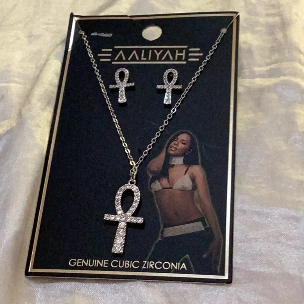 🦋NWT Gorgeous Cubic Zirconia Necklace/ Earring Set Makes Perfect Gift 🦋 - Picture 5 of 9
